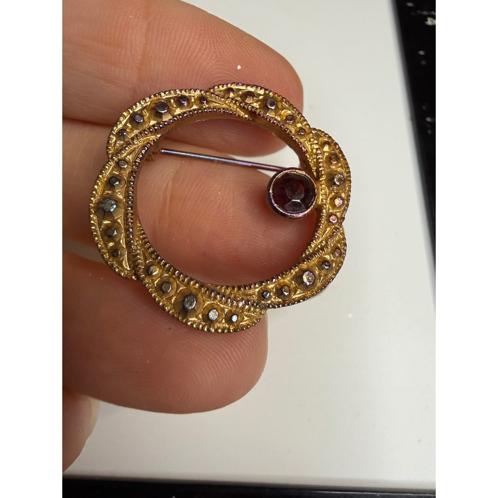 Antique Gold Tone Wreath Brooch Red Garnet Stone Textured Scalloped Pin 1 Inch